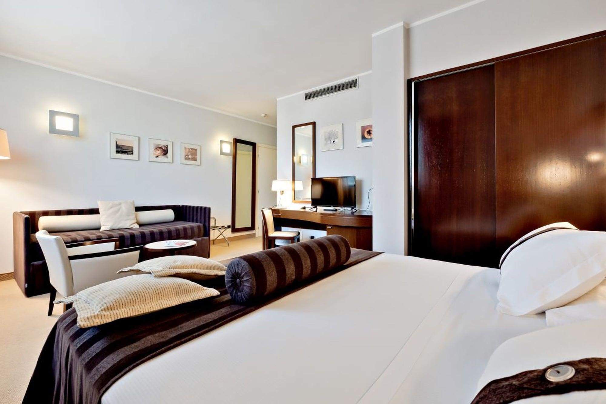 Italiana Hotels โกเซนซา ภายนอก รูปภาพ