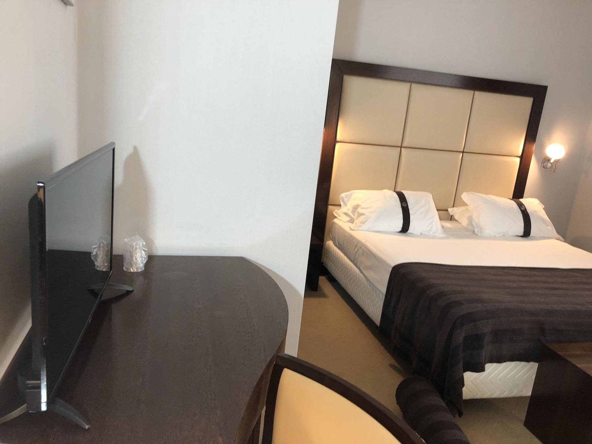 Italiana Hotels โกเซนซา ภายนอก รูปภาพ